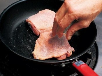 step5: 在平底鍋中倒入沙拉油以中小火加熱，緊接著將3 的肉身朝下放入。加熱至表面變得稍微偏白為止。(目的不在於煎熟，而是要微微加熱肉身與外皮之間的薄筋，以防在煎煮時翹起來。)