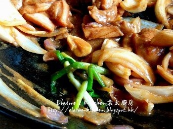 step7: 將<a href="https://bit.ly/2ZxapeY" target="_blank" data-keyword="雞扒" class="guide-link"><strong>雞扒</strong></a> <span style="display:inline-block;vertical-align:middle;margin-top:-3px;color:initial;border-radius:3px;padding:2px 3px;font-size:12px;line-height:14px;background:#87d300;color:#fff;">即買</span> 肉回鑊贊少許酒 , 加入調味料拌勻快炒數分鐘 , 將蔥白盛起去掉