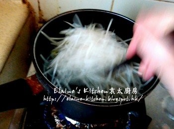 step1: 銀芽放入煲內 , 加水蓋過面用中火拌勻煮滾 , 盛起銀芽用水沖一沖洗及瀝乾