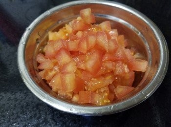step2: 番茄，切碎備用