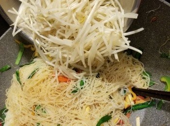 step13: 最後才加入芽菜炒勻即可