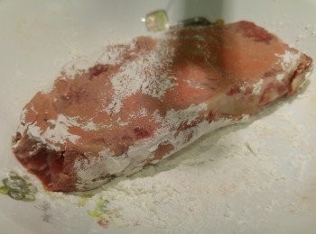step2: 索乾水份後, 牛扒撒上海鹽, 再撲上粟粉。