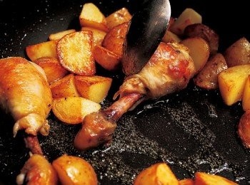 step13: 棒腿肉的骨頭周圍若還有紅色血跡，就用熱油澆淋使其確實熟透。