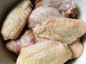 step1: <a href="https://bit.ly/3zHU5V3" target="_blank" data-keyword="雞翼" class="guide-link"><strong>雞翼</strong></a> <span style="display:inline-block;vertical-align:middle;margin-top:-3px;color:initial;border-radius:3px;padding:2px 3px;font-size:12px;line-height:14px;background:#87d300;color:#fff;">即買</span> 解凍洗淨，放<span class="group_2">醃料</span>醃最少30分鐘。