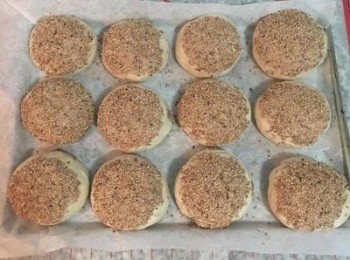 step25: 滿滿的芝麻，雖然會邊吃邊掉，可是好香的！將胡椒餅放入預熱好的烤箱，用200度烤15分鐘後，取出烤盤轉向再續烤15分鐘。