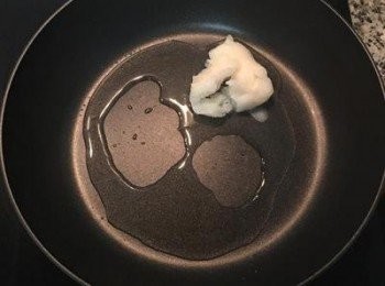 step6: 不沾鍋加熱將豬油先溶化，