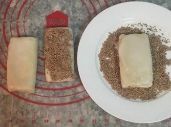 step14: 全部都桿好後，就可以用刷子在表面上刷些水，並沾上芝麻，