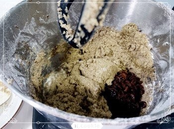 step1: 奶油放室溫軟化後，攪拌成奶霜狀，篩入黑糖粉及豆漿，攪拌約5分鐘後，再篩入紅茶粉及低筋麵粉攪拌均勻，最後混入預泡軟的葡萄乾