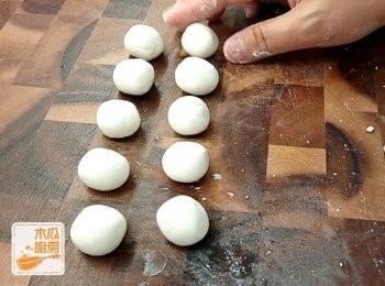 step3: 每一粒的小丸子，搓成大約1.5厘米的大小