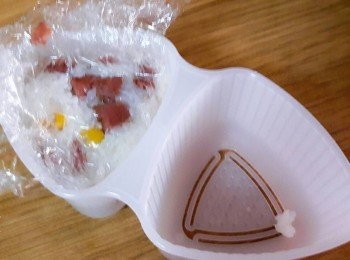 step2: 用模型塑型 , 再包上海苔片