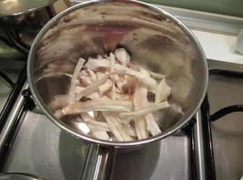 step2: 取小鍋子,放入花椒粒乾鍋炒香,離火降溫倒入酒,味霖,鹽,蒜碎及辣椒再開火煮滾,續放入步驟1拌勻.