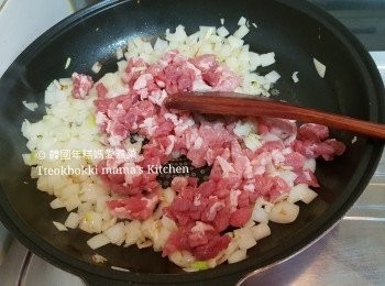 step3: 熱鑊下適量油炒香蒜蓉和洋蔥，洋蔥炒至軟身後加入豬肉粒，