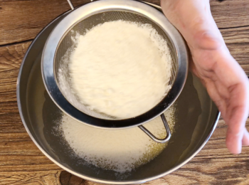 step3: 加入已過篩的低筋粉及泡打粉分數次拌勻。