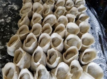 step12: 將適當份用云吞皮包好，(在包云吞前可先煲起上湯或清水)