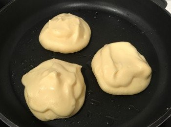 step3: 預熱易潔pan後，在煎pan 上掃小許油，放上pancake 麵糊後，蓋上蓋煎焗3分鐘左右(視乎厚度)，再反轉另一邊同樣煎焗3分鐘左右