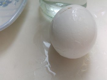 step13: 網上教學直接把蛋放入樽, 但我自己覺得先把雞蛋敲裂部份。