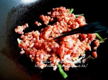 step9: 燒紅鑊 , 先爆香蔥段及薑絲 , 加入豬肉碎拌炒數分鐘至稍為轉色