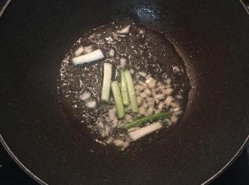 step4: 炒鍋燒熱，放入適量的油，炒香蒜末和蔥白。