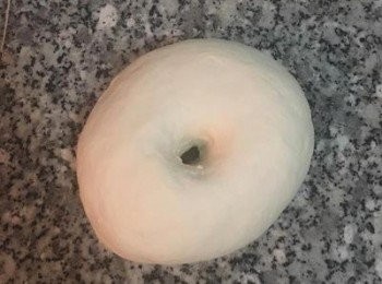 step8: 在麵糰中間戳一個洞，(如太黏,手指先沾些手粉)