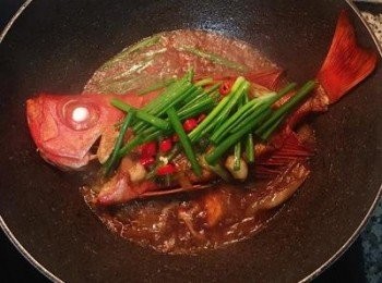 step8: 最後撒上蔥綠與辣椒，即可起鍋囉～