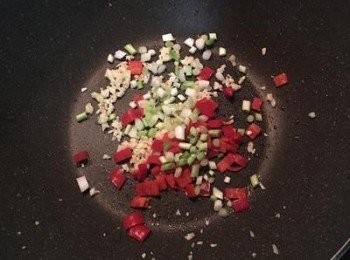 step8: 再放入蔥白與辣椒拌炒；