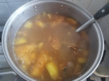 step11: 做法 :

先將乾螺片用清水浸軟 , 蟲草花沖洗一次後 , 用清水浸泡 , 煲湯時連水一同倒入 . 

將豬骨 , 急凍螺頭用薑片 , 黃酒凍水放入 , 滾至完全迫出血水後便可 , 用約 3 公升水放入材料 , 大火滾起轉中細火煲 2'1/2 小時 , 加入調味料 , 將螺片及螺頭取出 , 熄火蓋好焗 45 分鐘 , 飲用前大火滾起 , 完成 .