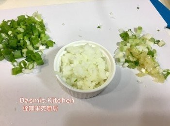 step1: 洋蔥切細末;  蒜切末;  青蔥切細（把蔥白跟蔥綠分開）