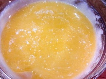 step5: 奶油隔水加熱溶化後放涼再加入拌勻