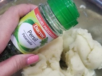 step4: 加蕃荽碎入薯容，加黑椒<span class="group_2">調味</span>。