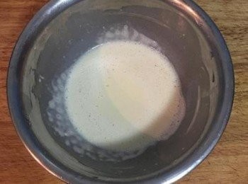step5: 蛋黃與太白粉、地瓜粉和水混勻成略帶稠度的粉糊備用。
另外準備一個盤子裝入乾的太白粉。