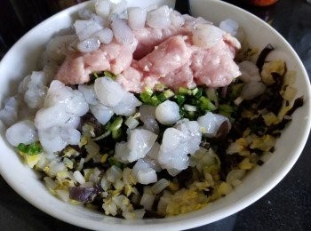 step10: 將紹菜，木耳，薑蓉用少少油大火爆炒至出水份，再隔乾水份