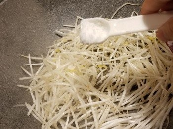 step4: 用少許油起鑊,落銀芽菜加半茶匙鹽炒勻