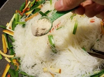 step11: 加入2菜匙香菇粉炒勻