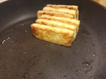 step3: 將豆腐表面炸脆, 之後盛起備用。