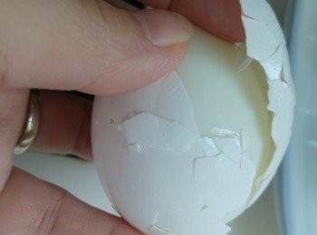 step15: 之後攞出雞蛋, 可以直接或用水一路沖一路剝殼。