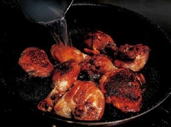 step8: 開始燉煮雞肉。(將雞肉放回平底鍋中，注入雞骨湯，以中火加熱。)