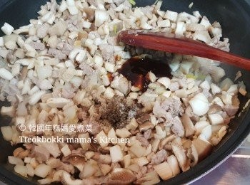 step4: 肉粒炒至變色後倒入蠔油、鹽及胡椒粉炒匀。