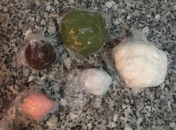 step9: 揉好的麵糰用保鮮膜包起來，以免太快變乾硬。