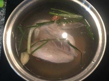 step5: 此時水已煮滾，轉小火後先加入半杯冷開水，讓水不要繼續沸騰，接著放入<a href="https://bit.ly/3EZL8dD" target="_blank" data-keyword="雞胸" class="guide-link"><strong>雞胸</strong></a> <span style="display:inline-block;vertical-align:middle;margin-top:-3px;color:initial;border-radius:3px;padding:2px 3px;font-size:12px;line-height:14px;background:#87d300;color:#fff;">即買</span> 肉，要讓<a href="https://bit.ly/3EZL8dD" target="_blank" data-keyword="雞胸" class="guide-link"><strong>雞胸</strong></a> <span style="display:inline-block;vertical-align:middle;margin-top:-3px;color:initial;border-radius:3px;padding:2px 3px;font-size:12px;line-height:14px;background:#87d300;color:#fff;">即買</span> 完全泡在水裡，泡煮10分鐘後，關火浸泡10分鐘。這樣雞肉柔軟又多汁。