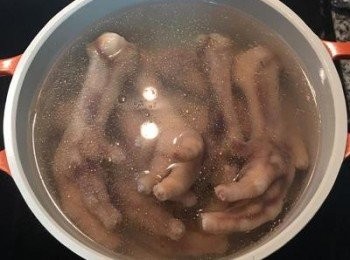 step4: 雞爪煮到這樣的程度後，便可倒出，並用流動的水清洗乾淨