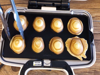 step7: 擠入烤盤中，蓋上蓋子，烘烤3分鐘即可。