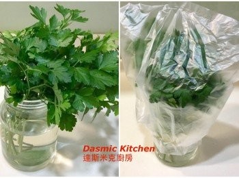 step13: 1. 冷藏保存: 長型容器裝些水，將義大利香芹莖部朝下放入，用塑膠袋由上往下套住，底部用橡皮筋綁好，放冰箱冷藏，可以保存約2周（每2-3天換水！）