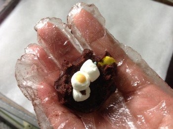 step3: 將曲奇麺團分成十二等份，將每份搓扁加入棉花糖粒包起再搓成球型