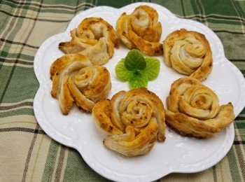 step11: 預熱焗爐230度約10分鐘放入玫瑰花於中層,焗約10-12分鐘即可(每個爐溫會有相差,留意玫瑰花焗至金黃即可)(亦可以用光波爐焗,時間需目測,亦是焗至金黃即可)