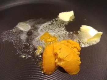 step6: 先凍鑊落牛油和咸蛋醬, 然後使用用中細火。