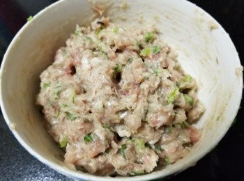 step6: 加少少糖，雞粉，麻油，胡椒粉，生粉將魚肉，豬肉混合撈好備用