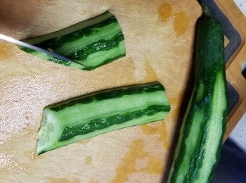 step4: 將青瓜刨去部份皮,對切開兩邊,再斜切開成3塊薄片,中間2片不要切斷