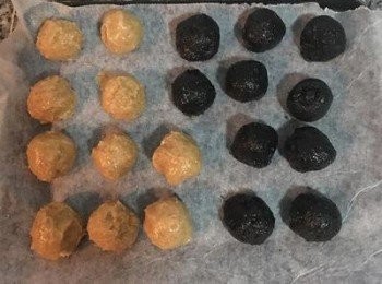 step4: 10分鐘後取出，用小湯匙整型成等量圓形10顆。（也可以利用保鮮膜做整型）
做好後，放在烘焙紙上，入冷凍庫冷藏。