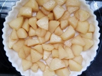 step4: 取出批底，放入蘋果餡料