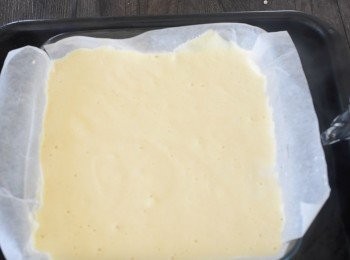 step4: 將蛋糕糊倒入鋪有烘焙紙的烤盤內，用刀在糊內劃數圈，然後再將蛋糕模摔數下（*這可令氣泡跑出）將蛋糕放入一個大盤內，再注入熱水，大約1/3 的高度，然後放入已預熱150度C焗爐，焗約1個小時即成！（＊如用較小的焗盤，焗的時間會較短）